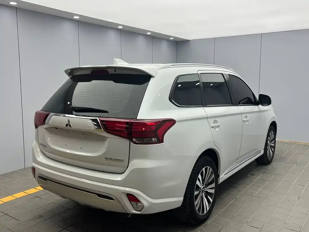 Mitsubishi Outlander — фото 6