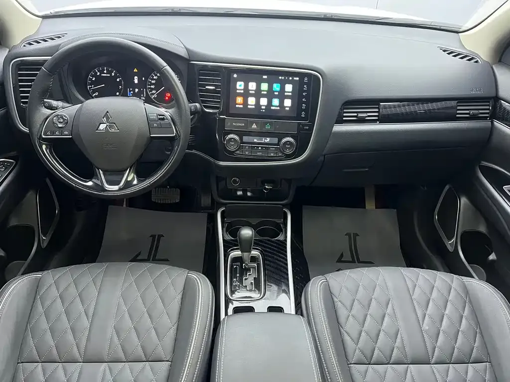 Mitsubishi Outlander — фото 9