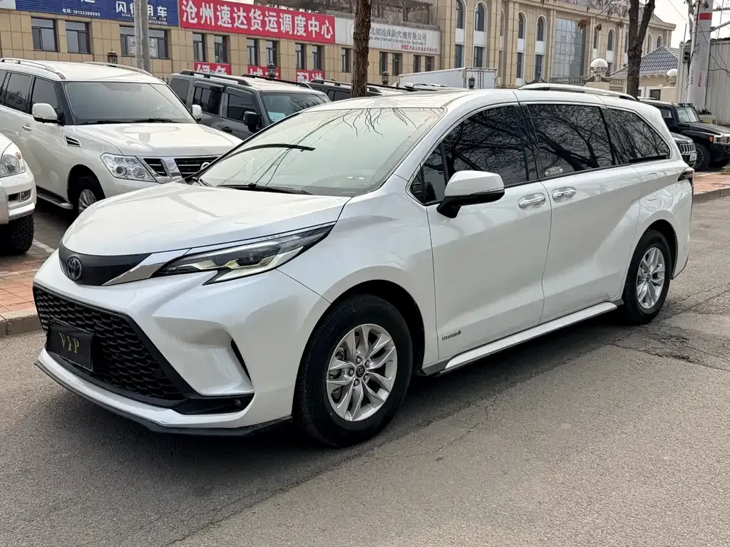 Toyota Granvia — фото 1
