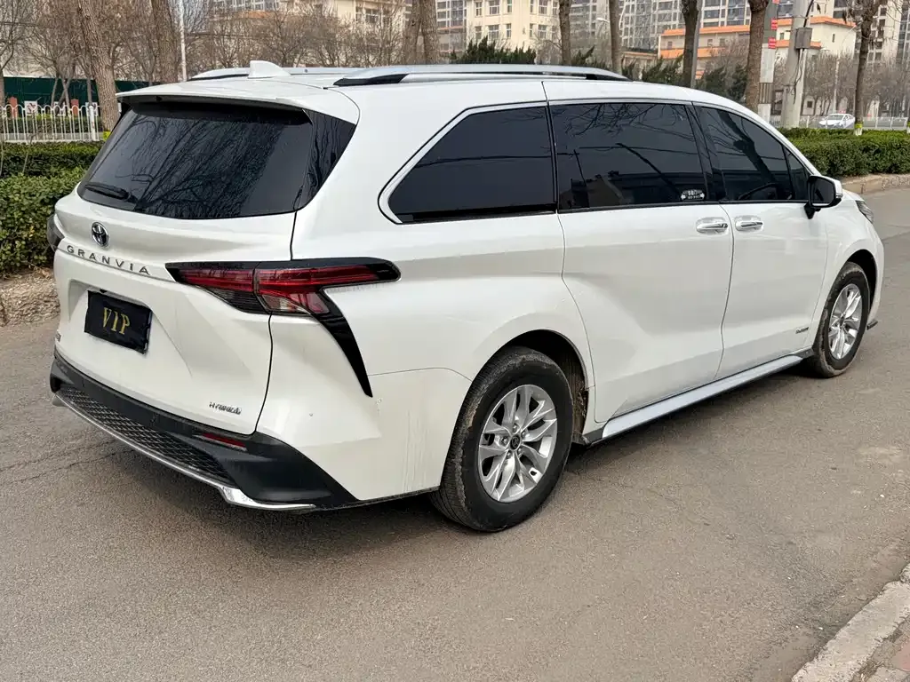 Toyota Granvia — фото 4