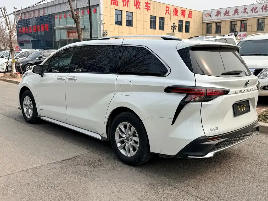 Toyota Granvia — фото 8