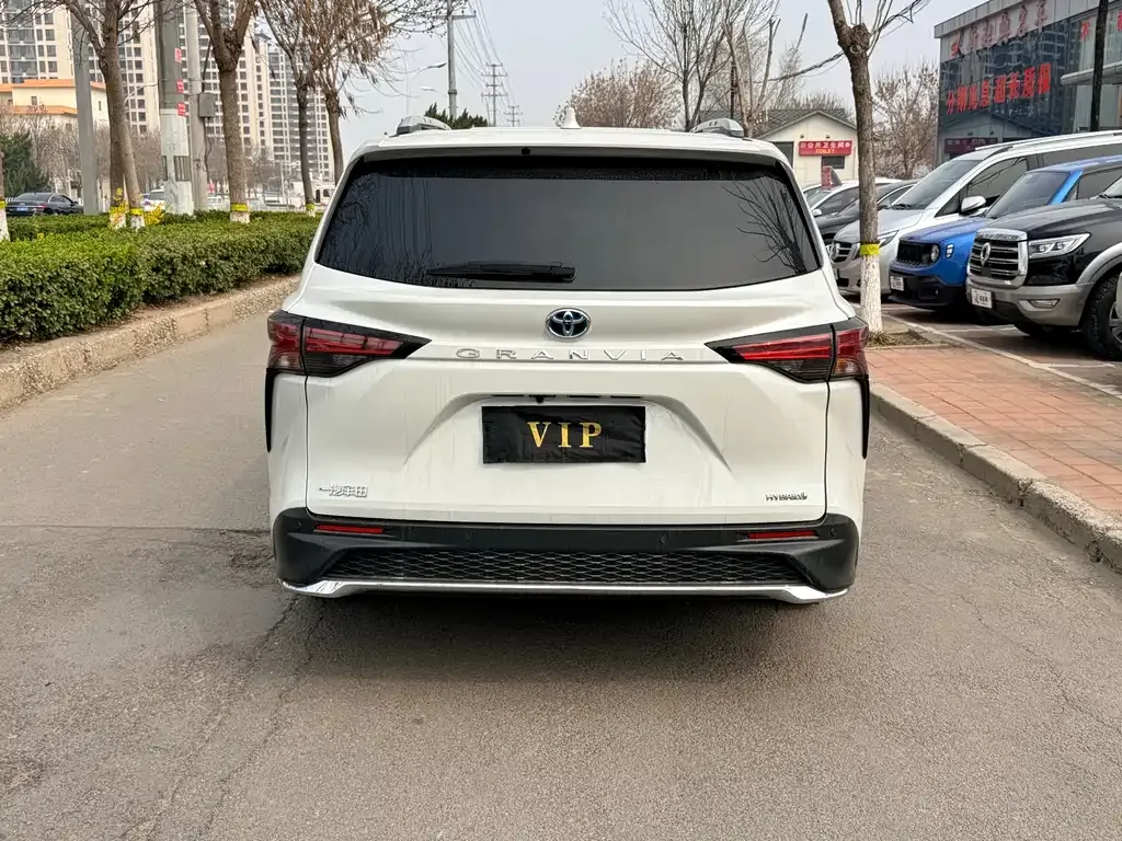 Toyota Granvia — фото 3