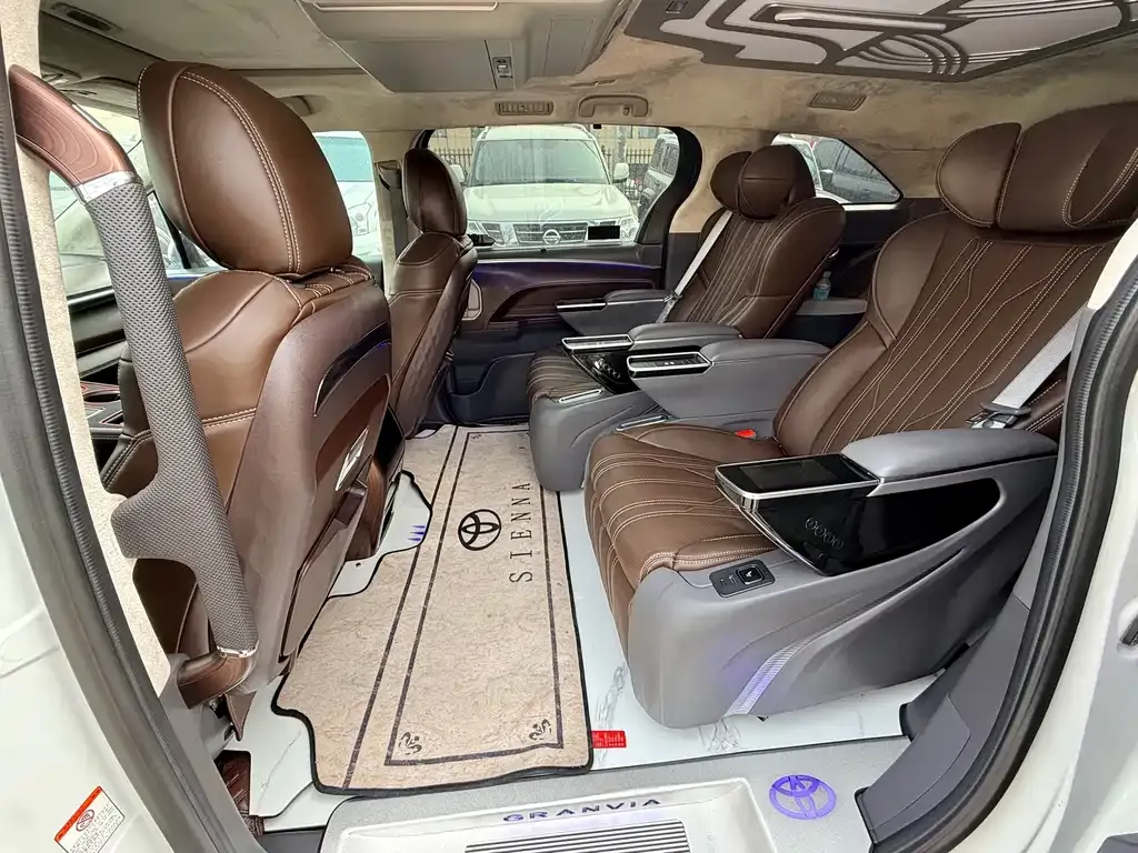 Toyota Granvia — фото 5