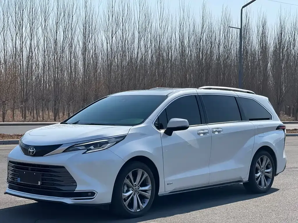 Toyota Sienna — фото 1