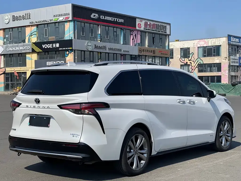 Toyota Sienna — фото 2