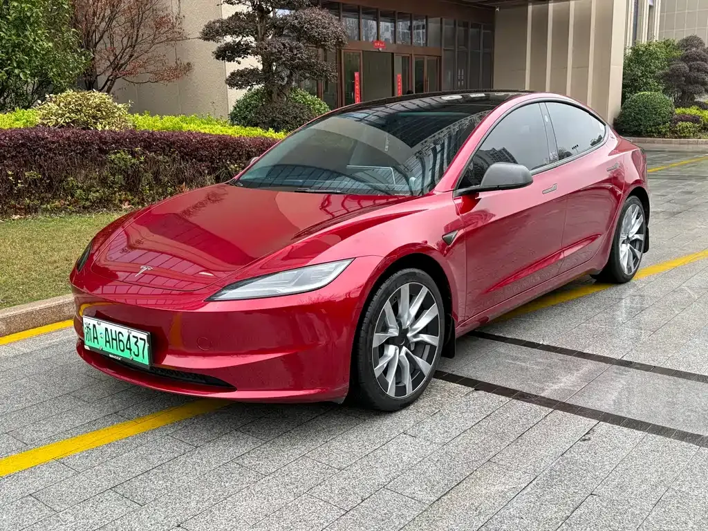 Tesla Model 3 — фото 1