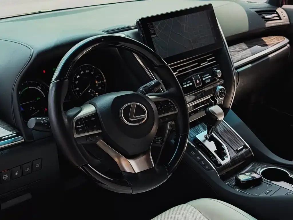 Lexus LM — фото 2