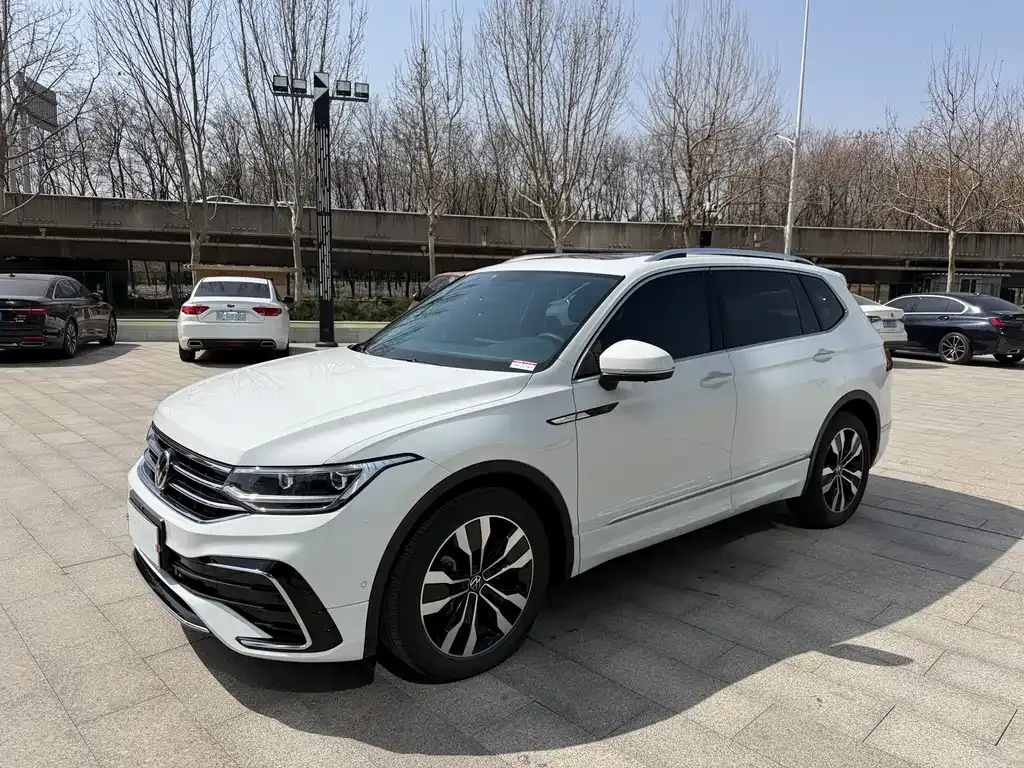 Volkswagen Tiguan L — фото 1