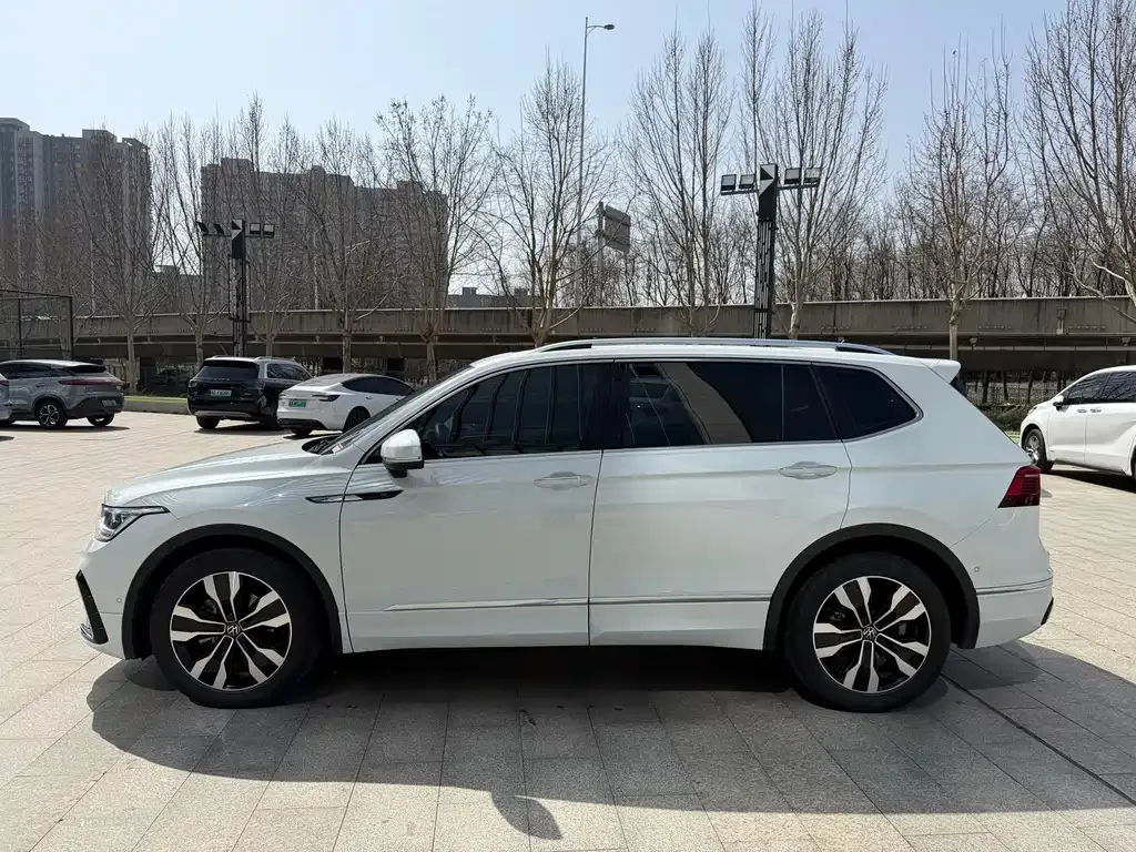 Volkswagen Tiguan L — фото 7
