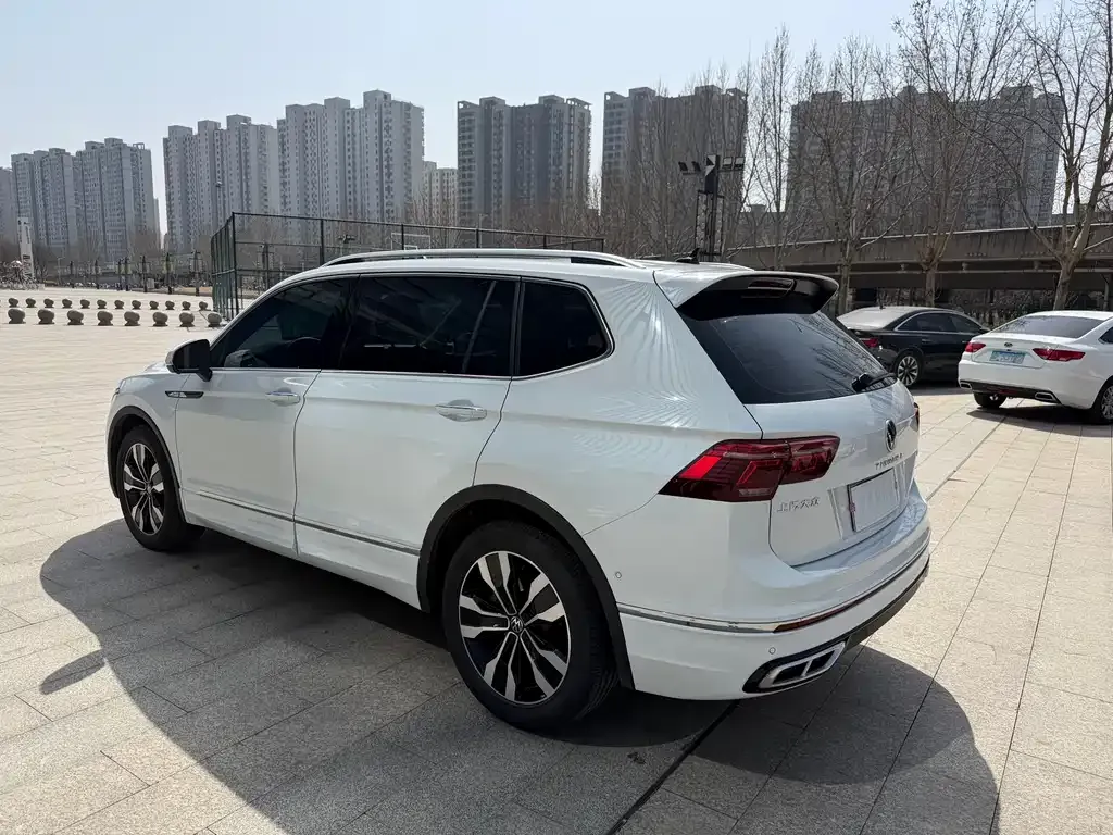 Volkswagen Tiguan L — фото 9