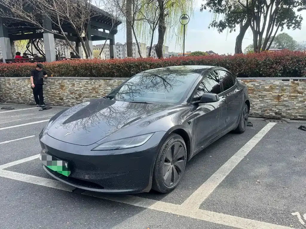 Tesla Model 3 — фото 1