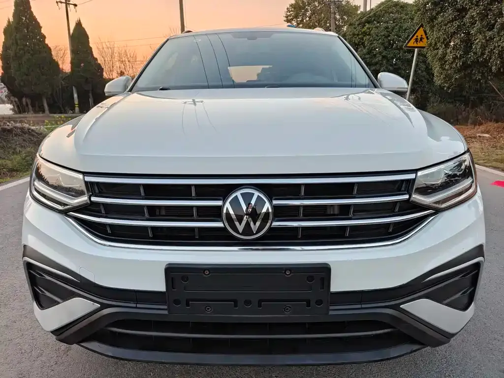 Volkswagen Tiguan L — фото 1