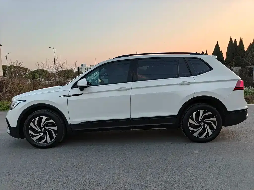Volkswagen Tiguan L — фото 9