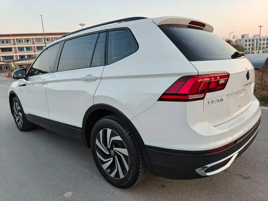 Volkswagen Tiguan L — фото 2