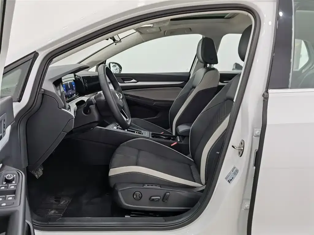 Volkswagen Golf 2023 из CN, фото 7