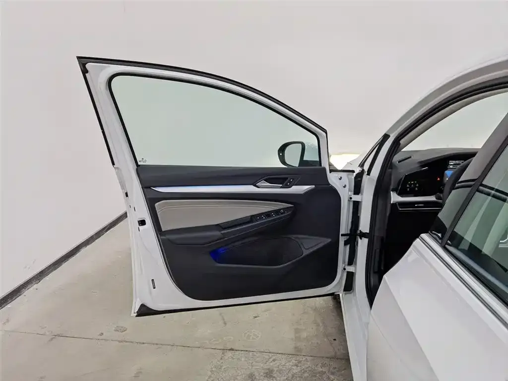 Volkswagen Golf 2023 из CN, фото 3