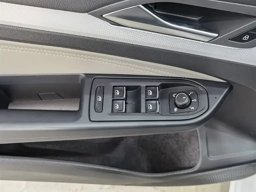 Volkswagen Golf 2023 из CN, фото 8