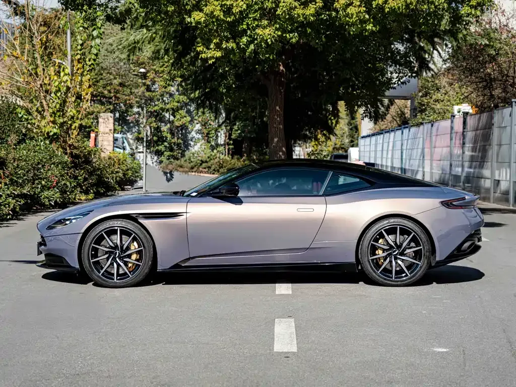 Aston Martin DB11 2022 из CN, фото 9