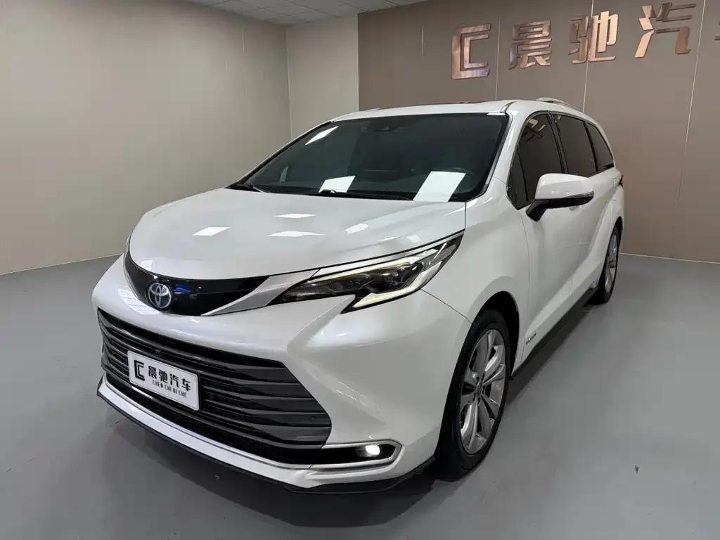 Toyota Sienna — фото 1