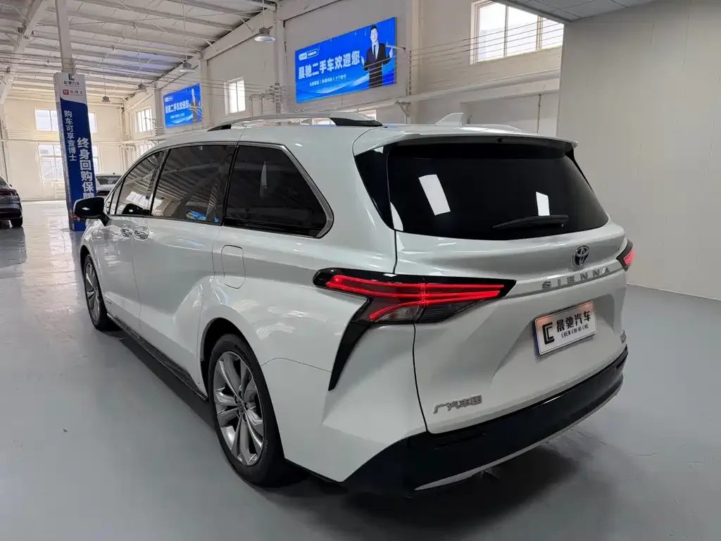 Toyota Sienna — фото 9