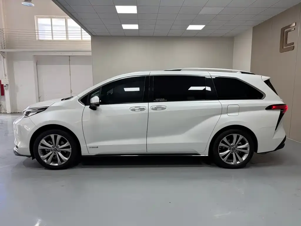 Toyota Sienna — фото 7