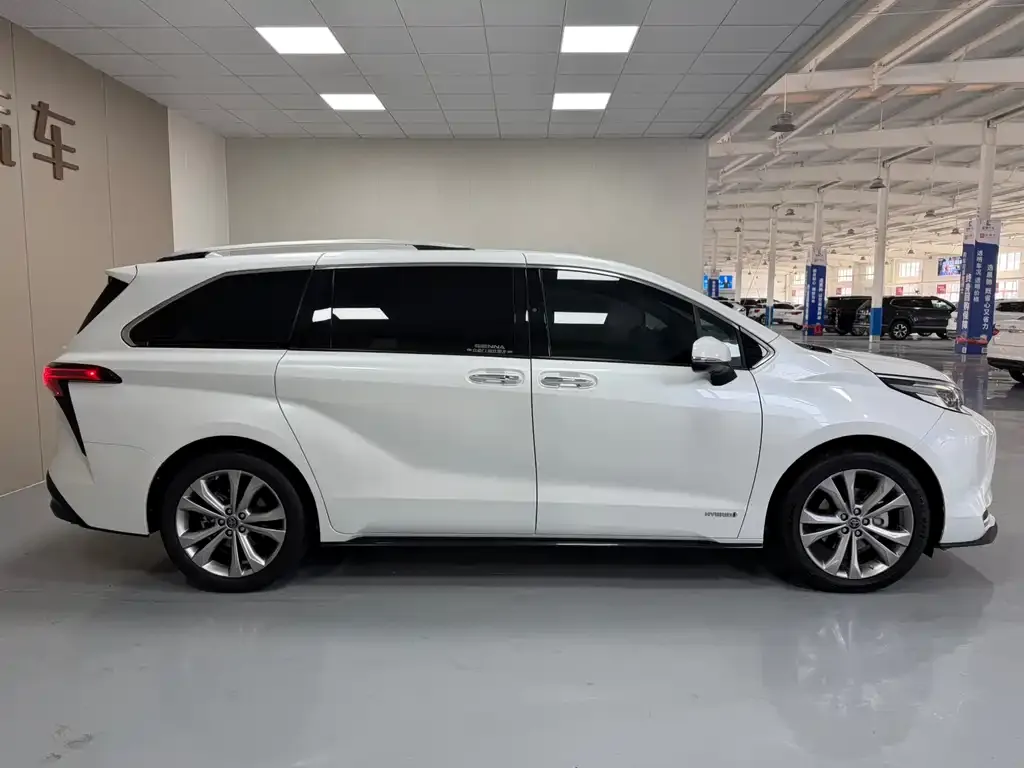 Toyota Sienna — фото 3