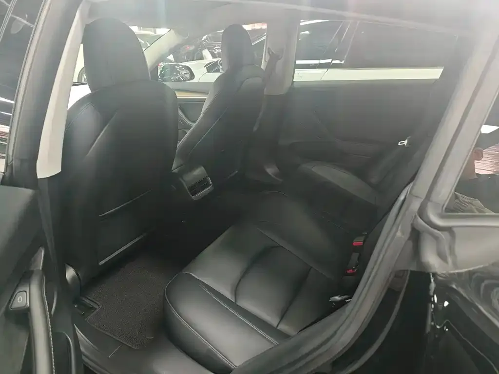 Tesla Model 3 — фото 4