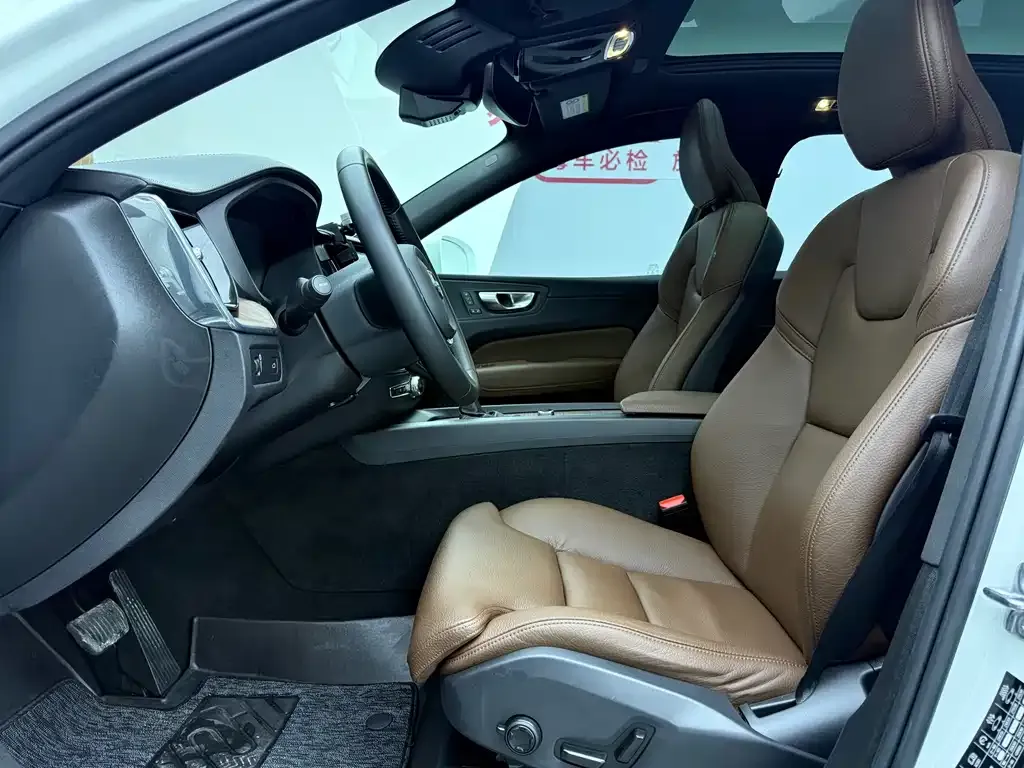Volvo XC60 2021 из CN, фото 7