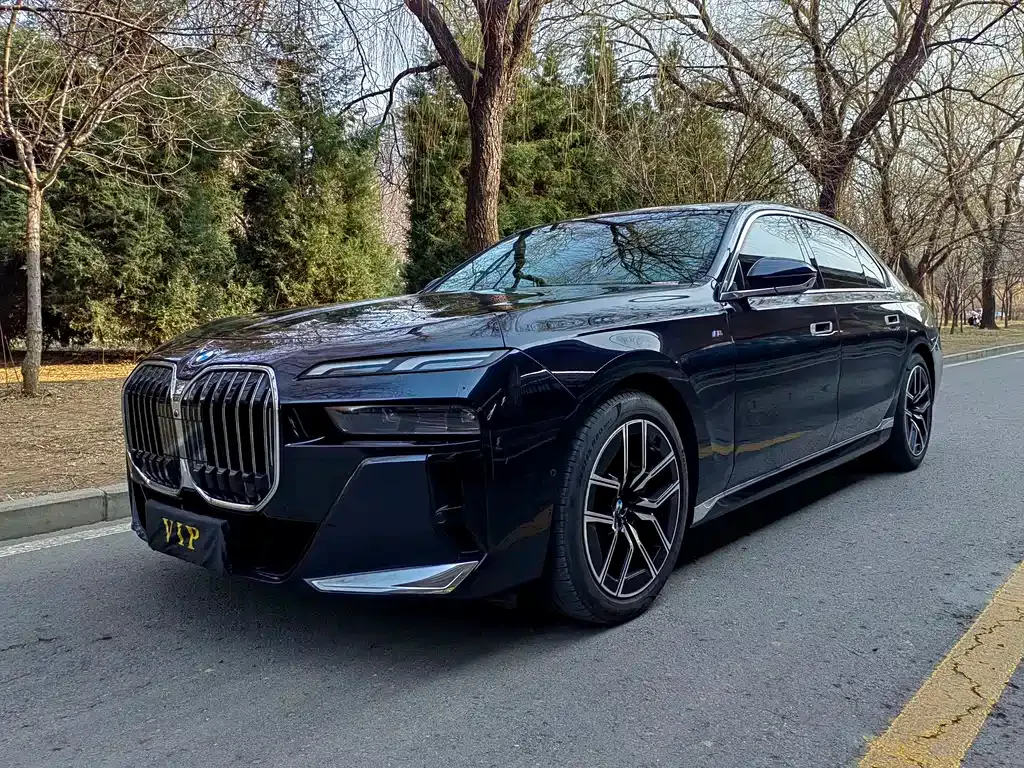 BMW 7 Series — фото 1