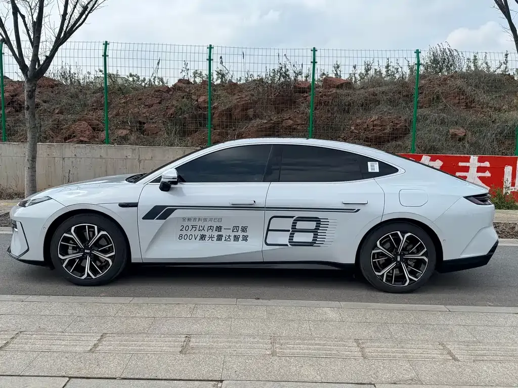 Geely Galaxy E8 — фото 10