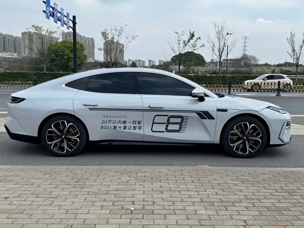 Geely Galaxy E8 — фото 9