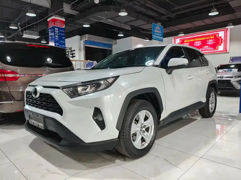 Toyota RAV4 — фото 1