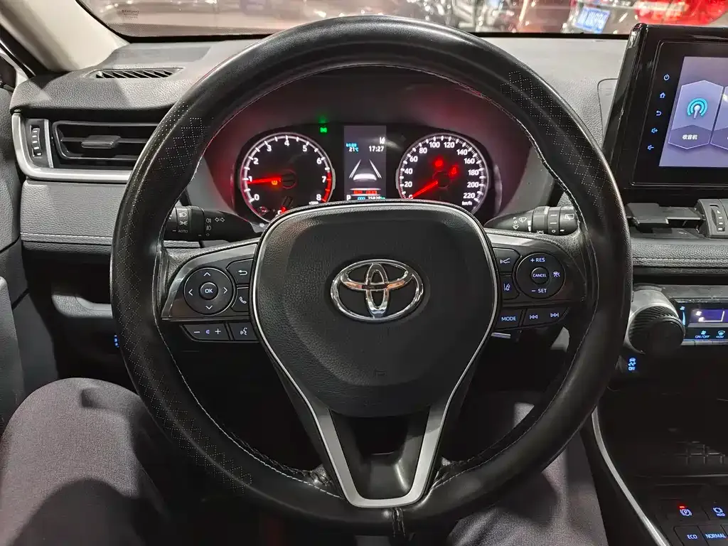 Toyota RAV4 — фото 4