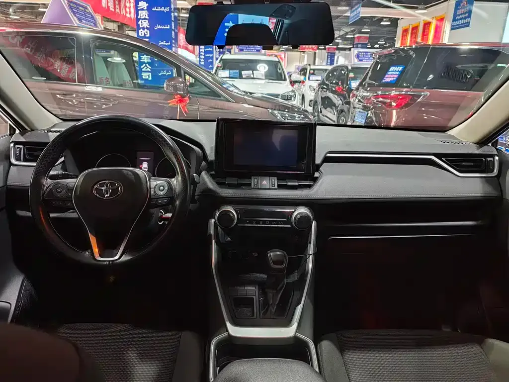 Toyota RAV4 — фото 7