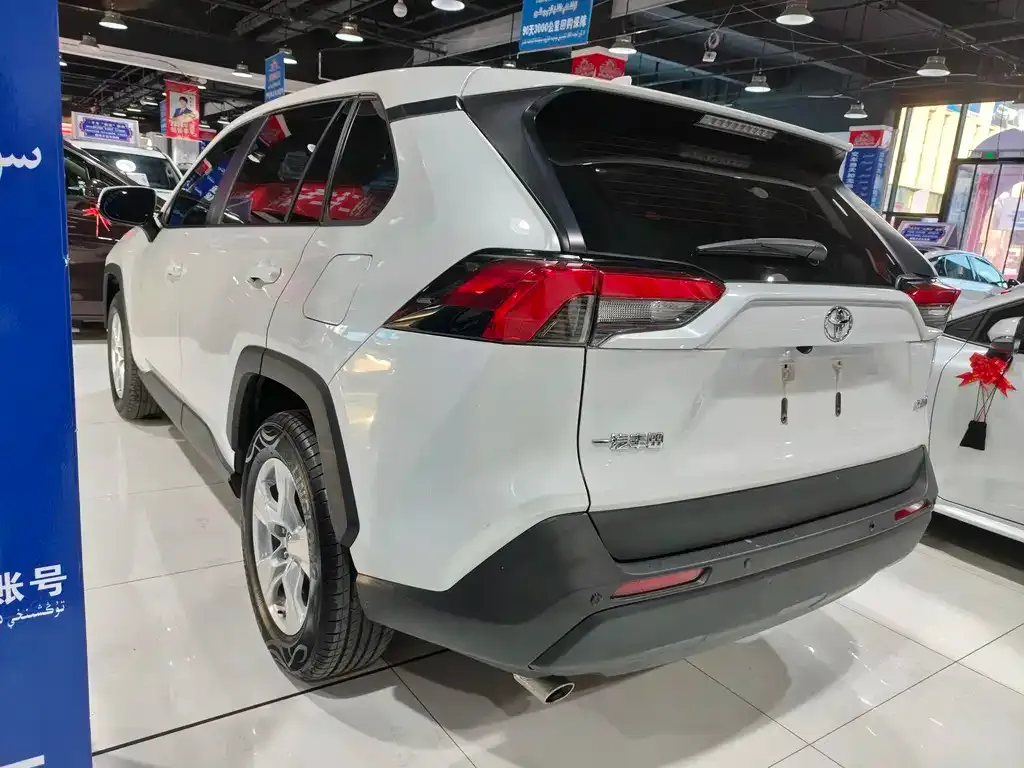 Toyota RAV4 — фото 10