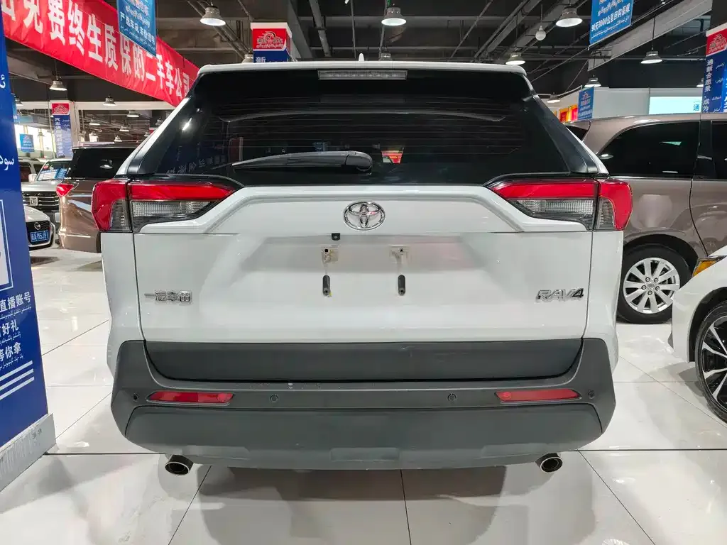 Toyota RAV4 — фото 8