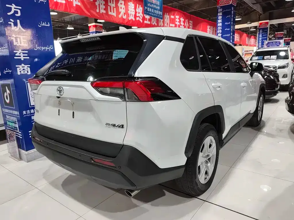 Toyota RAV4 — фото 6
