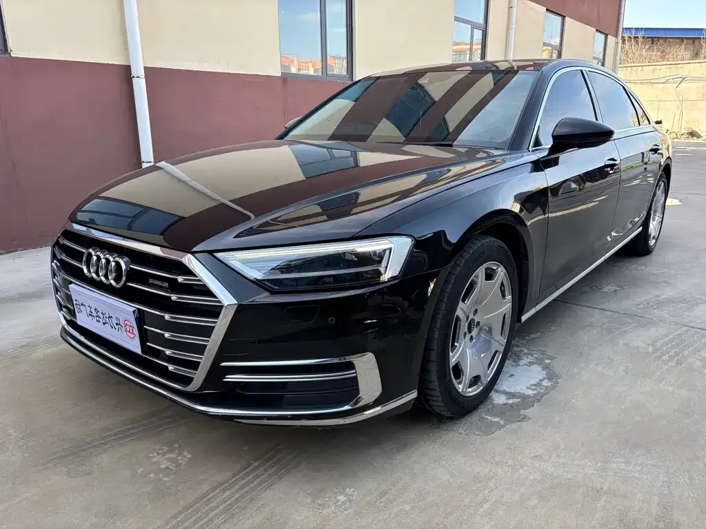 Audi A8 — фото 1