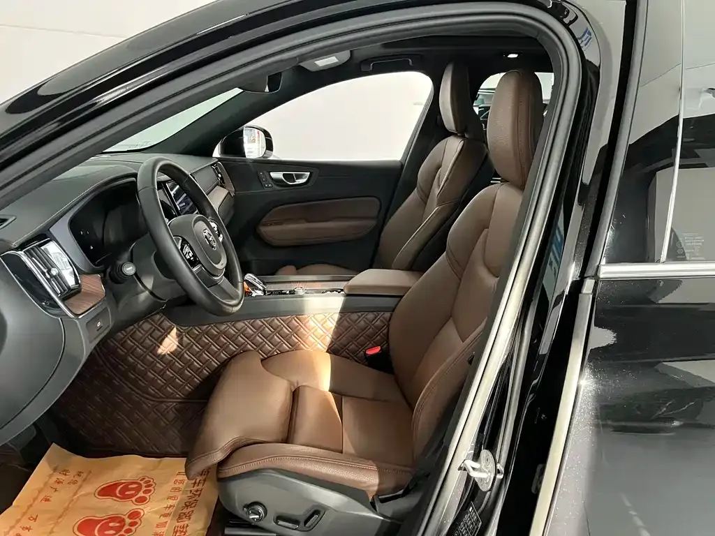 Volvo XC60 2023 из CN, фото 8