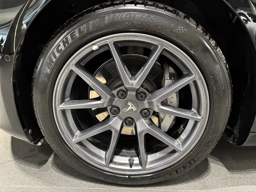 Tesla Model 3 — фото 4
