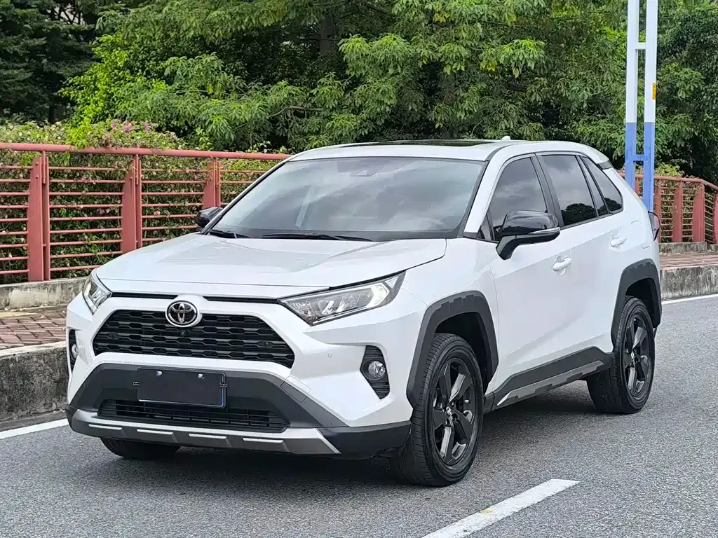 Toyota RAV4 — фото 1