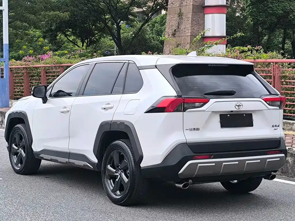 Toyota RAV4 — фото 10