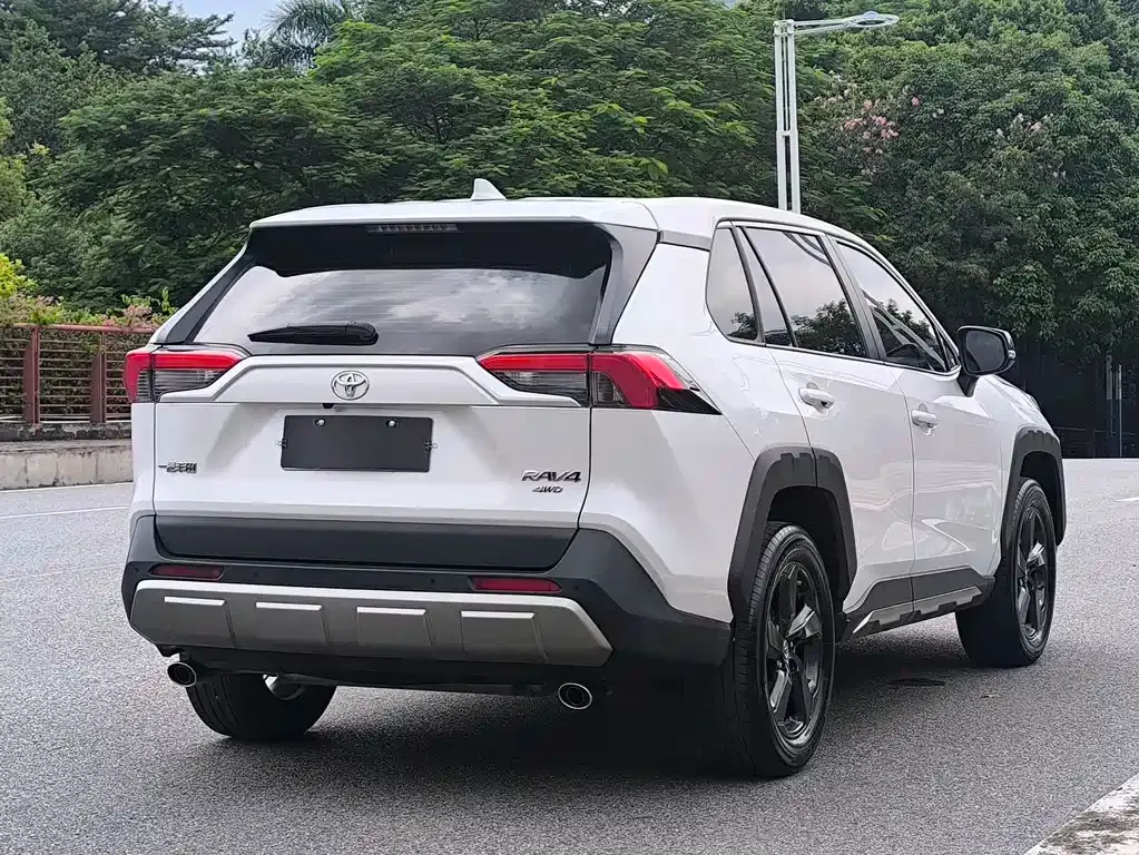 Toyota RAV4 — фото 5