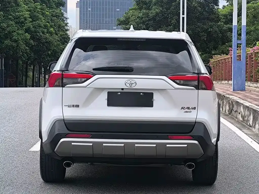 Toyota RAV4 — фото 7