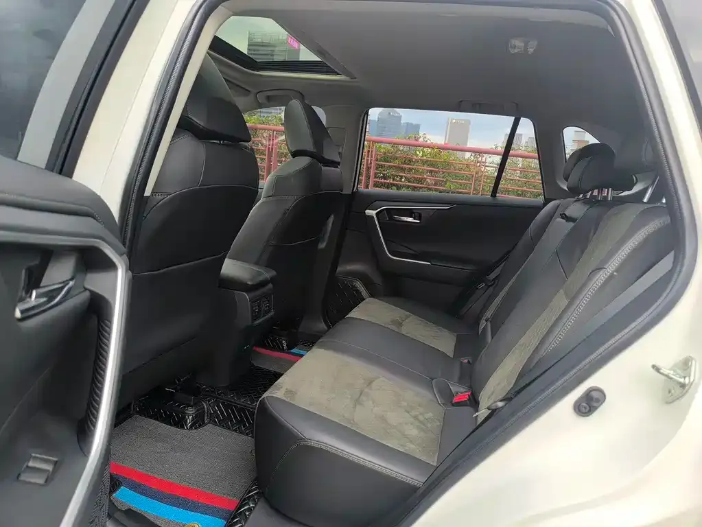 Toyota RAV4 — фото 2