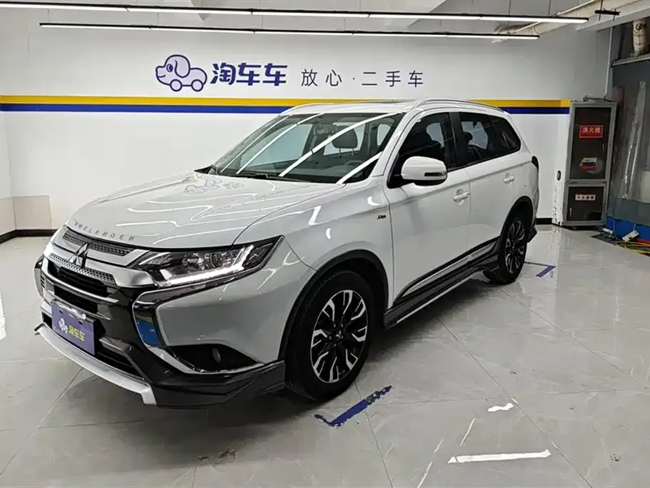 Mitsubishi Outlander — фото 1