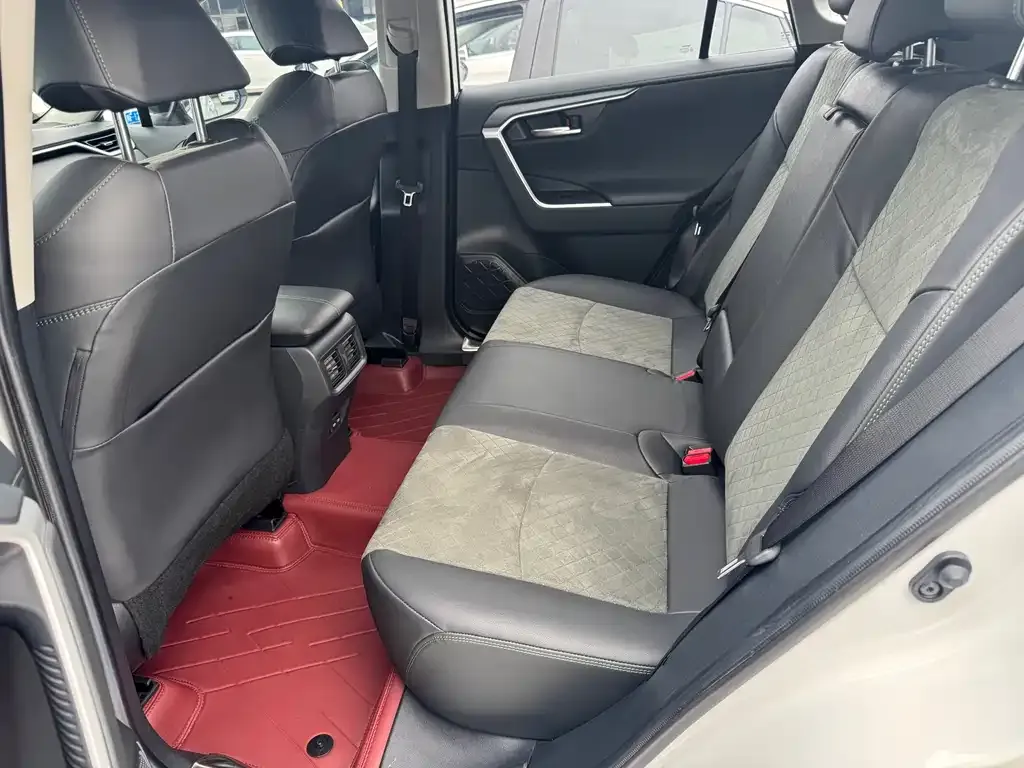 Toyota RAV4 — фото 9