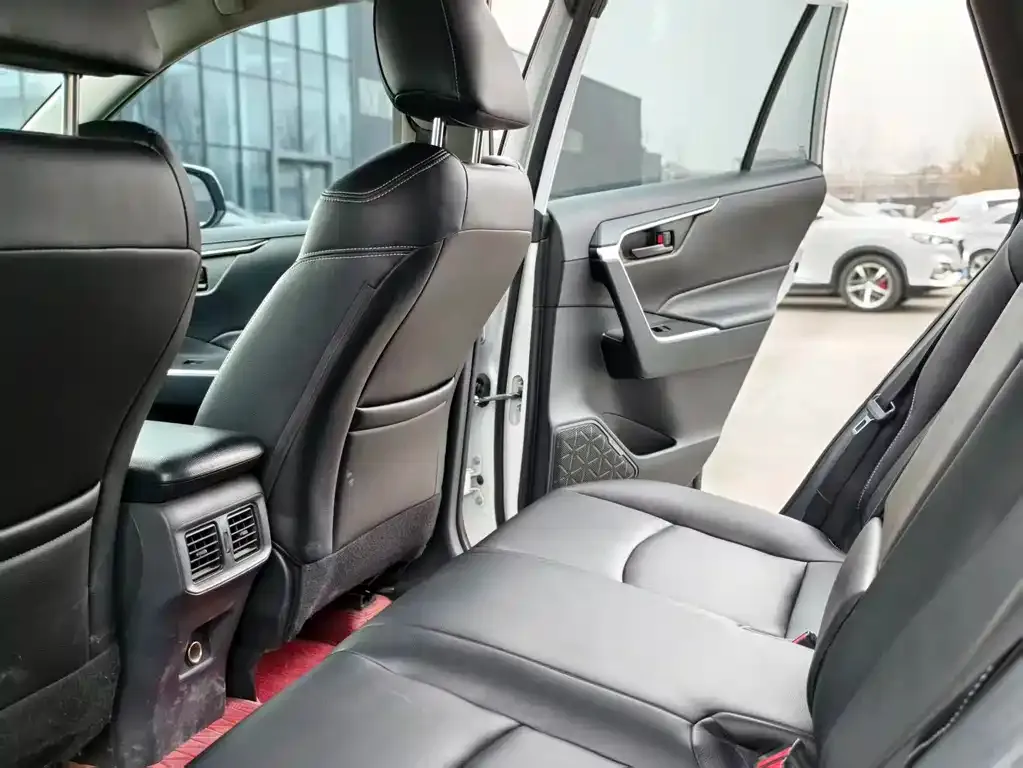 Toyota RAV4 2023 из CN, фото 4