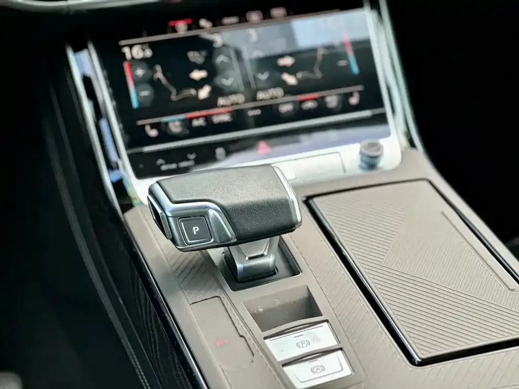 Audi A8 2023 из CN, фото 2