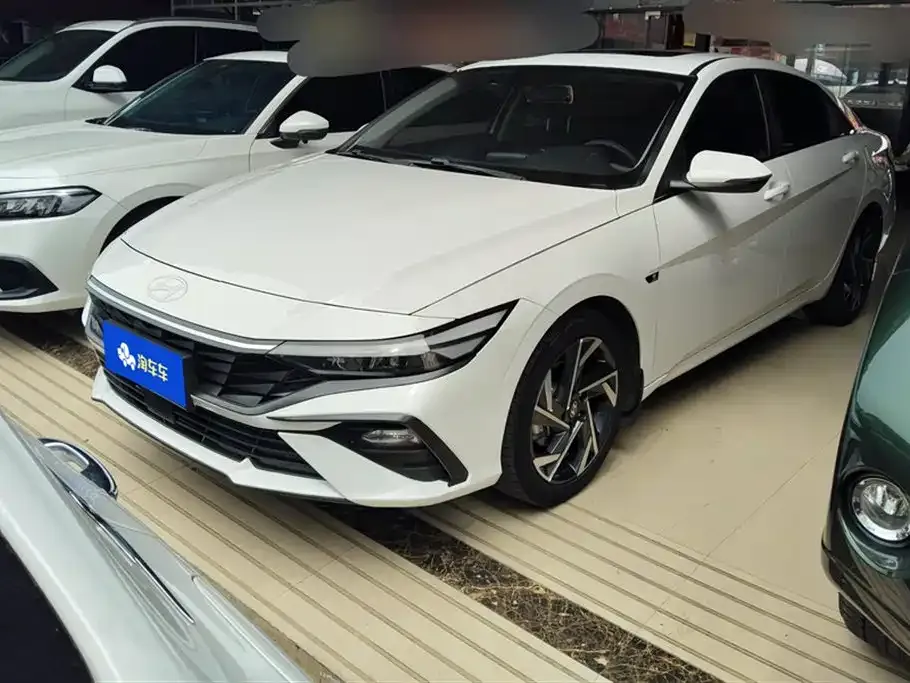 Hyundai Elantra — фото 1